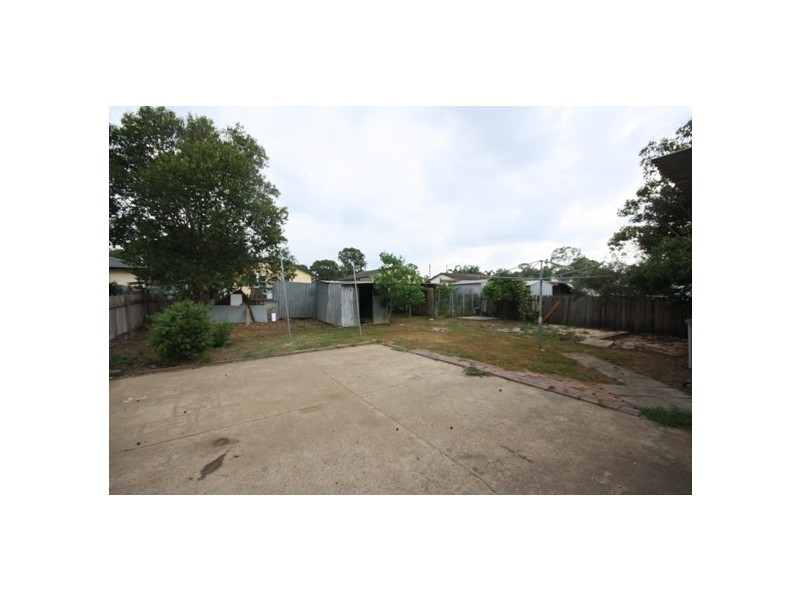 24 TARANAKI AVENUE, Lethbridge Park NSW 2770