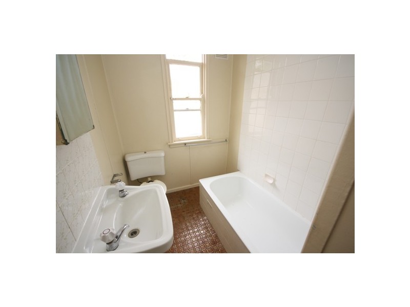 8 Melanesia Avenue, Lethbridge Park NSW 2770