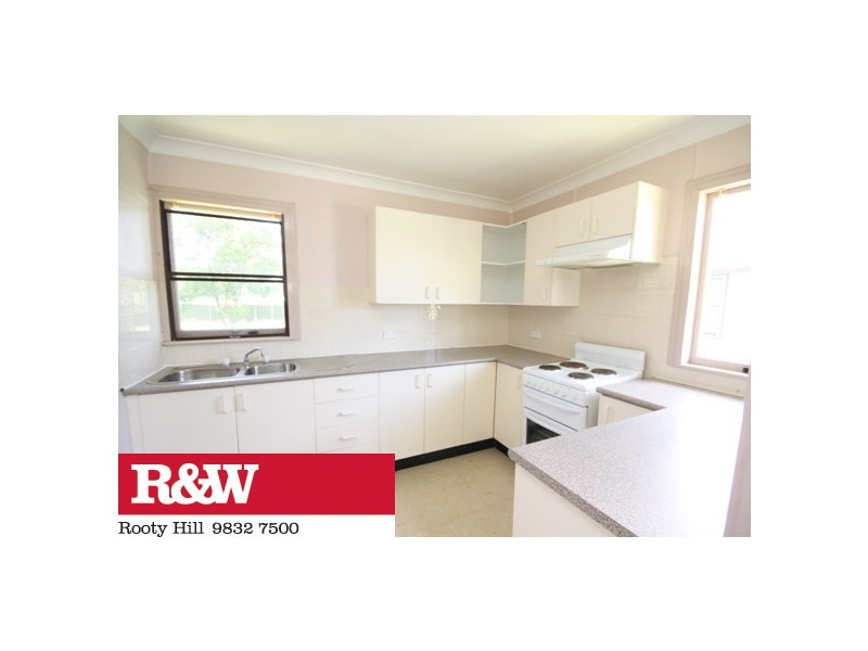 33 Sandakan Crescent, Lethbridge Park NSW 2770