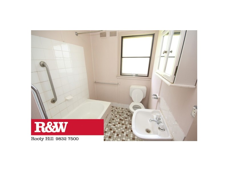 33 Sandakan Crescent, Lethbridge Park NSW 2770