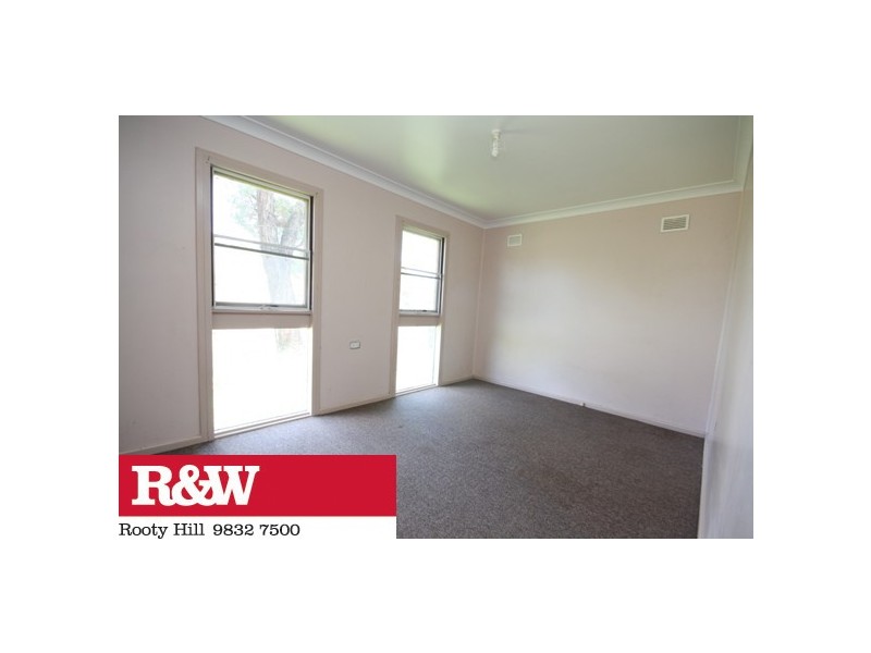 33 Sandakan Crescent, Lethbridge Park NSW 2770