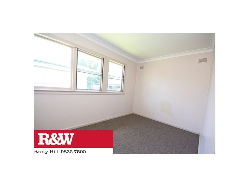 33 Sandakan Crescent, Lethbridge Park NSW 2770