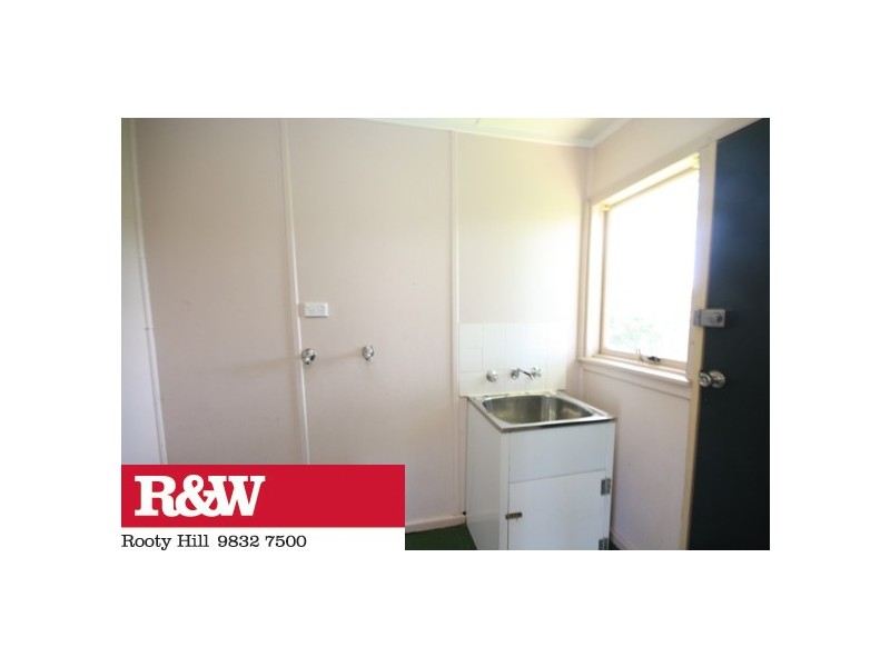 33 Sandakan Crescent, Lethbridge Park NSW 2770