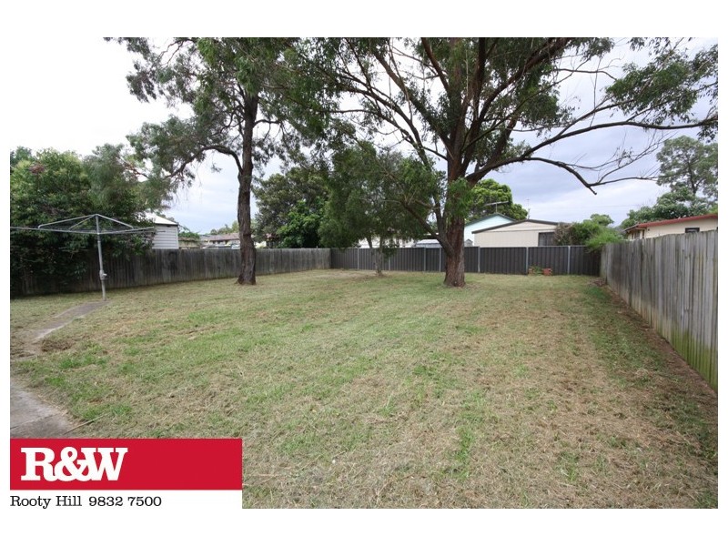 33 Sandakan Crescent, Lethbridge Park NSW 2770