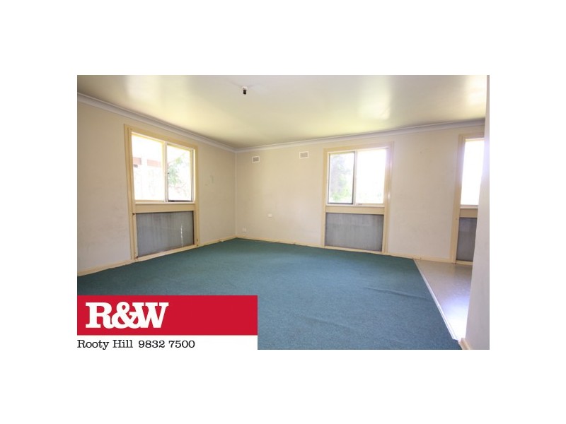 8 Sandakan Crescent, Lethbridge Park NSW 2770