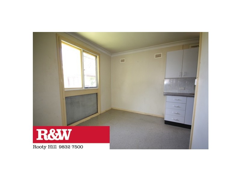 8 Sandakan Crescent, Lethbridge Park NSW 2770