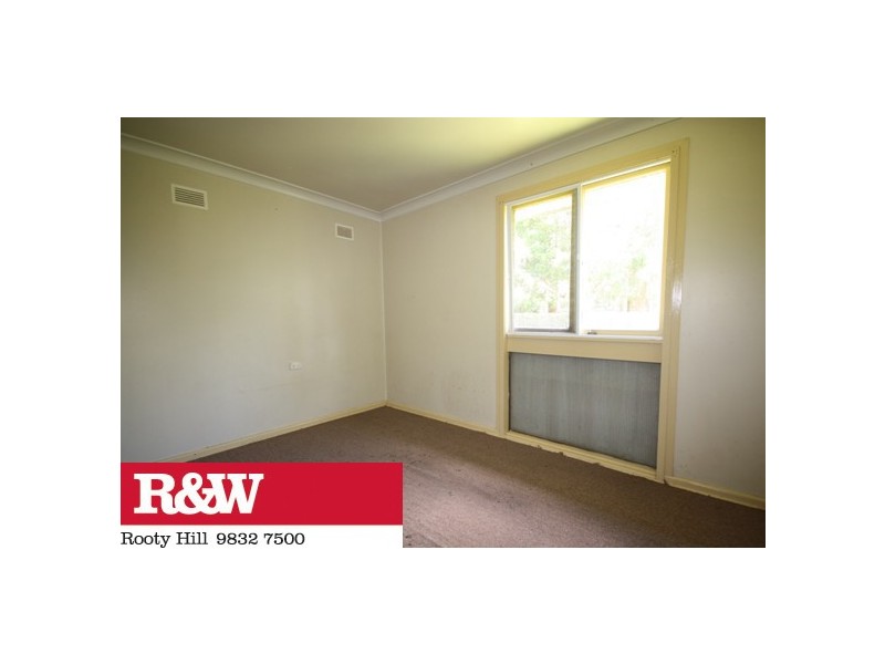 8 Sandakan Crescent, Lethbridge Park NSW 2770