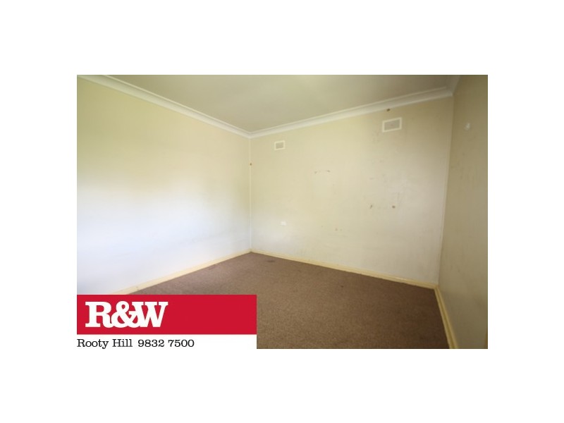 8 Sandakan Crescent, Lethbridge Park NSW 2770
