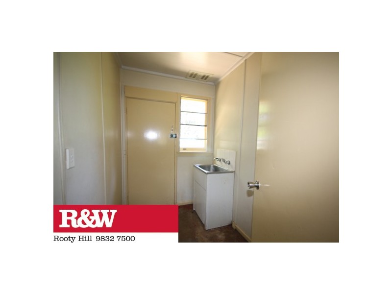 8 Sandakan Crescent, Lethbridge Park NSW 2770