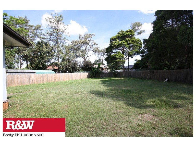 8 Sandakan Crescent, Lethbridge Park NSW 2770