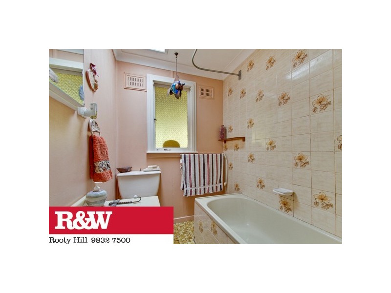 242 Woodstock Avenue, Whalan NSW 2770