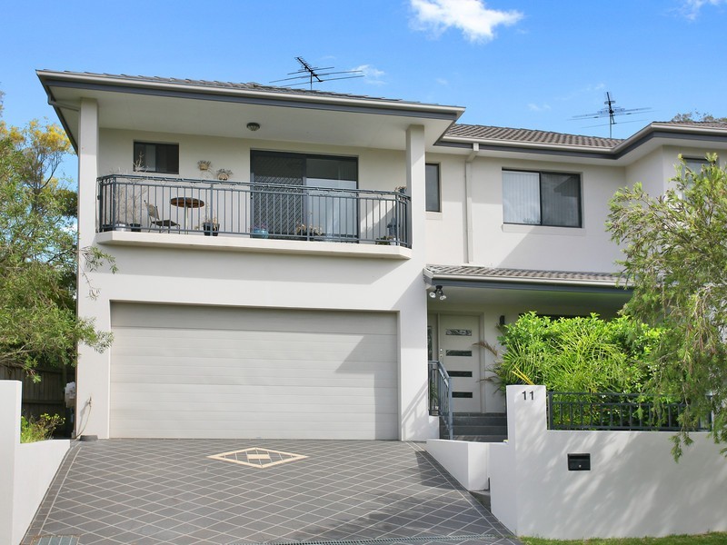 11 Glyn Avenue, Picnic Point NSW 2213