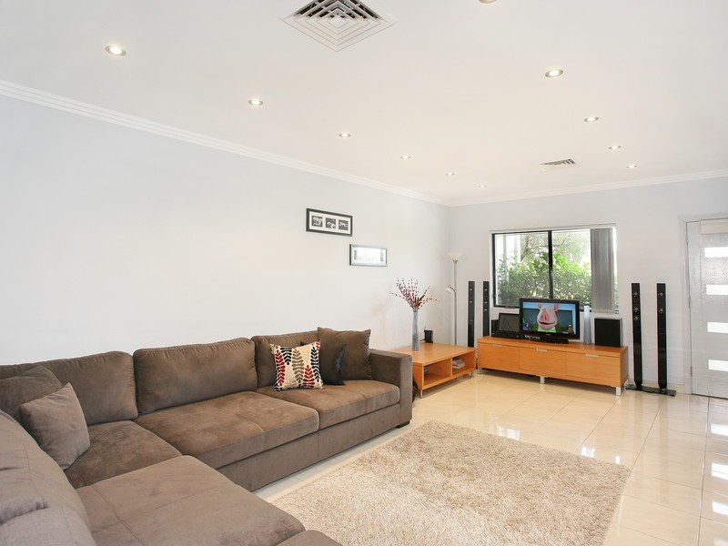 11 Glyn Avenue, Picnic Point NSW 2213