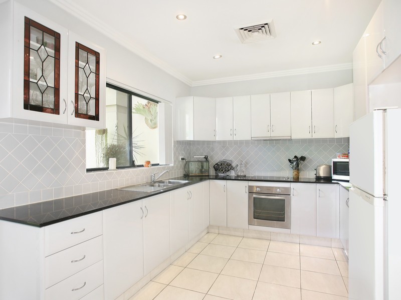 11 Glyn Avenue, Picnic Point NSW 2213