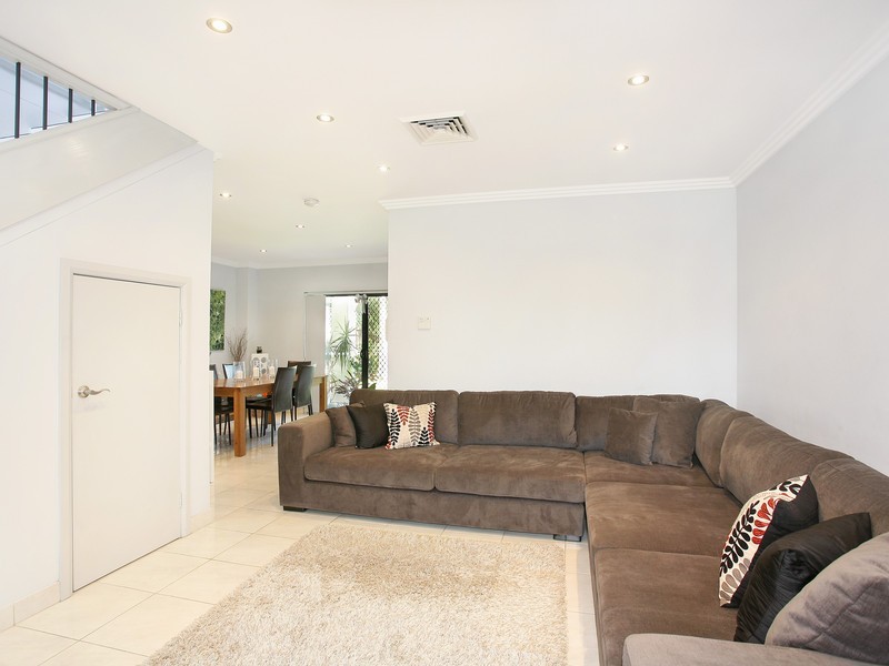 11 Glyn Avenue, Picnic Point NSW 2213