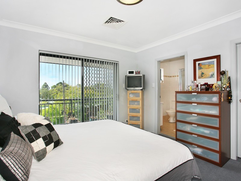 11 Glyn Avenue, Picnic Point NSW 2213