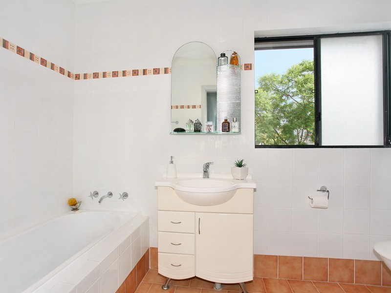 11 Glyn Avenue, Picnic Point NSW 2213