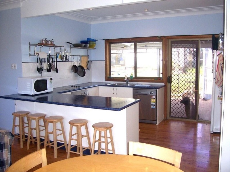 15 Greenway Ave, Mannering Park NSW 2259