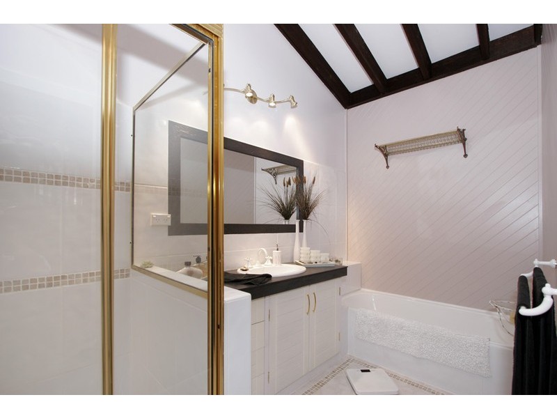 81 Lakeshore Dr, North Avoca NSW 2260