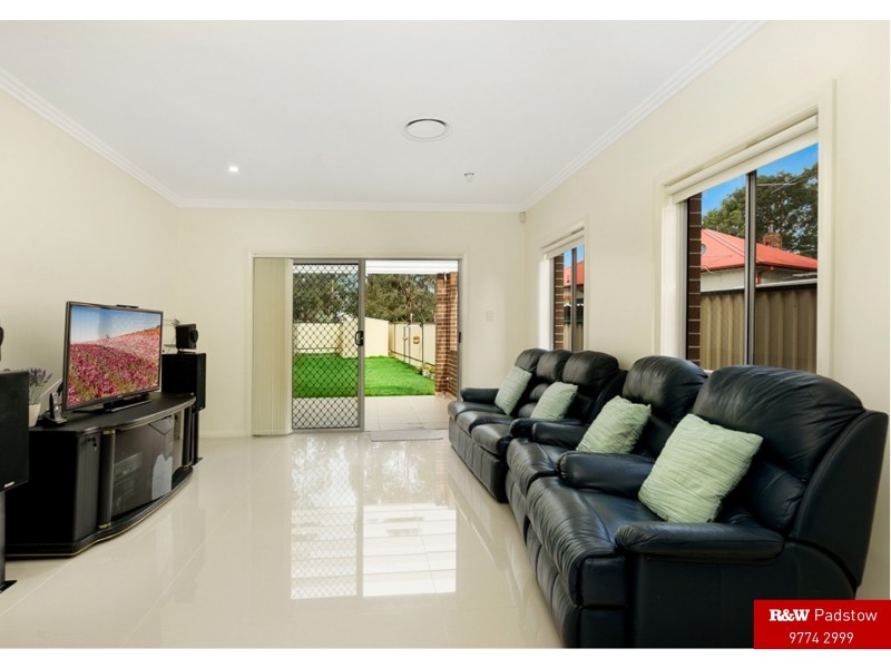 2B Ogilvie Street, East Hills NSW 2213