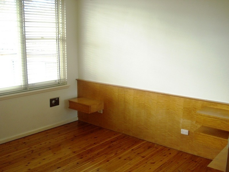 10 Robertson Cres, Mount Lewis NSW 2200