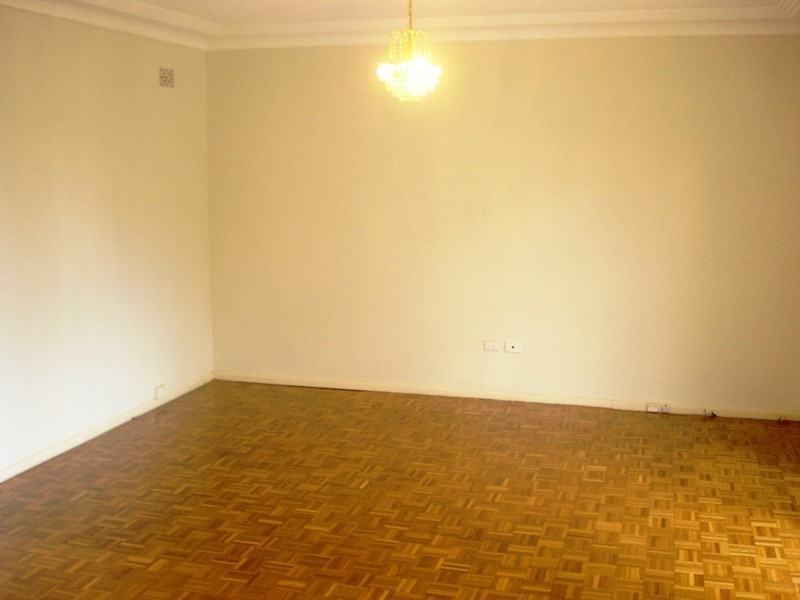 10 Robertson Cres, Mount Lewis NSW 2200