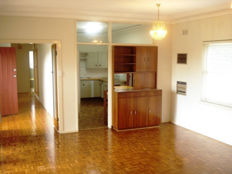 10 Robertson Cres, Mount Lewis NSW 2200