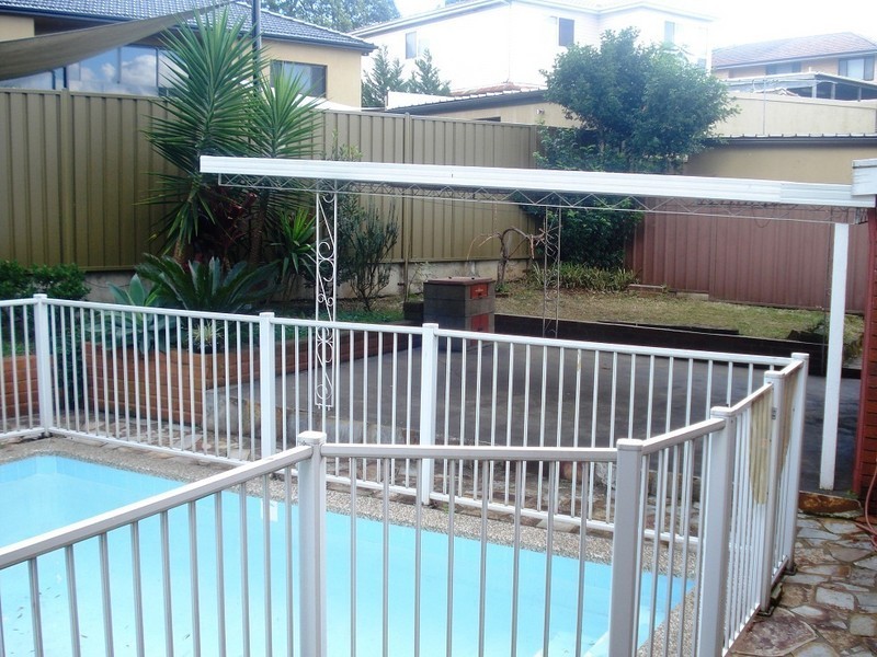 10 Robertson Cres, Mount Lewis NSW 2200