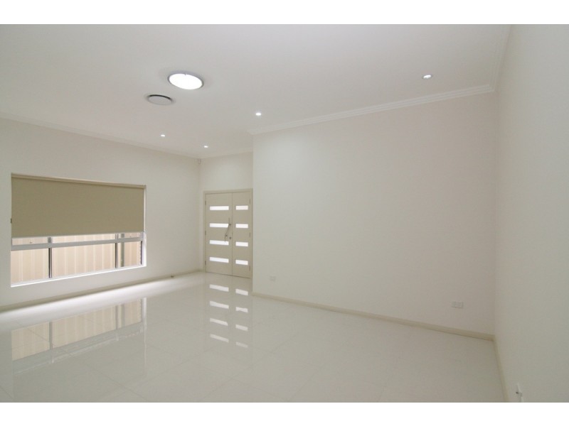 20 Cook Crescent, East Hills NSW 2213