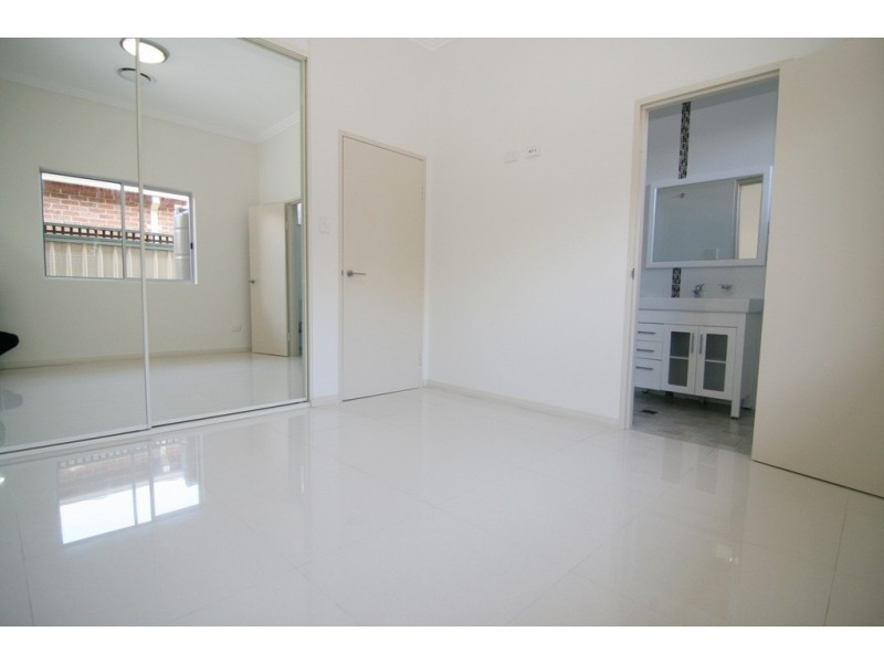 20 Cook Crescent, East Hills NSW 2213