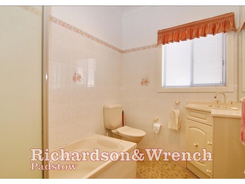 2 Ogilvie Street, East Hills NSW 2213