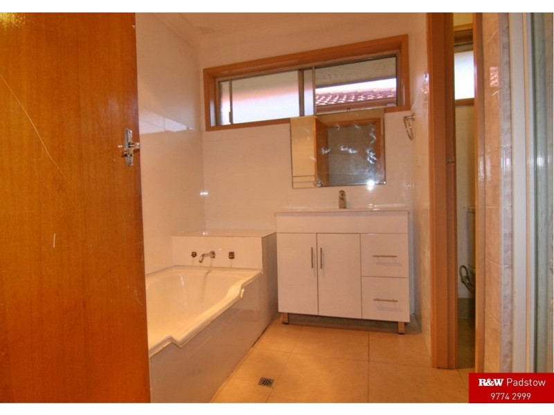 62 Caroline Cr, Georges Hall NSW 2198