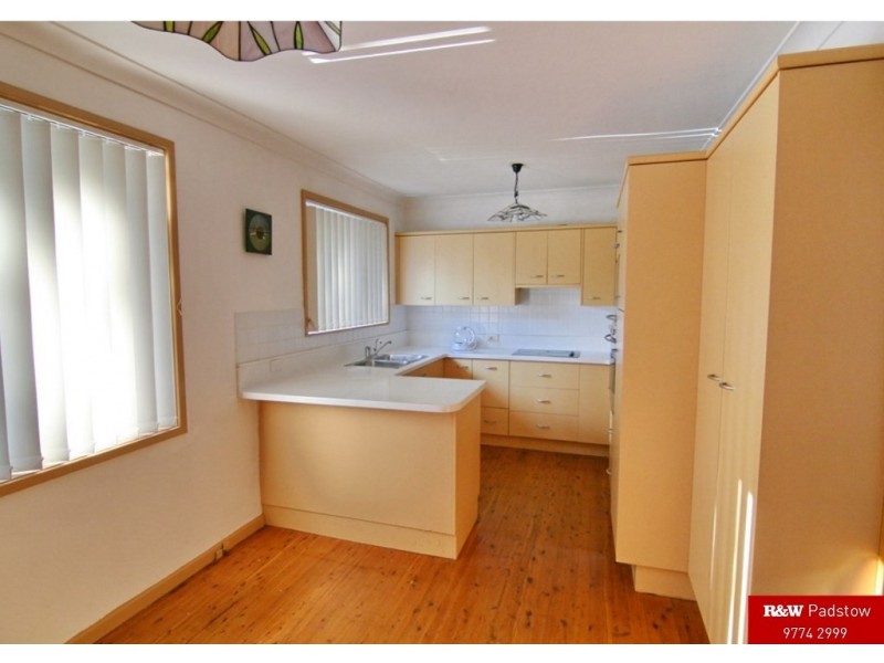 62 Caroline Cr, Georges Hall NSW 2198