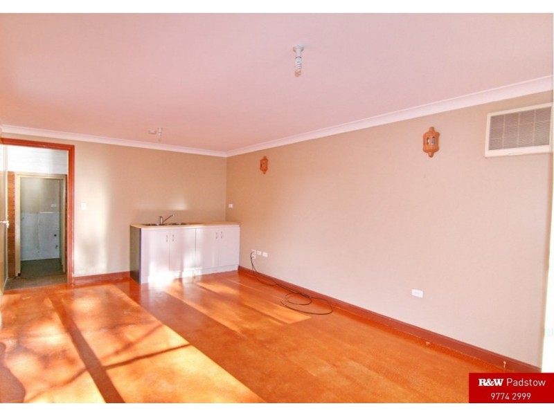 62 Caroline Cr, Georges Hall NSW 2198