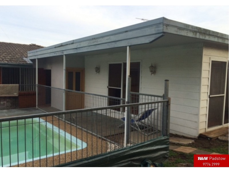 62 Caroline Cr, Georges Hall NSW 2198