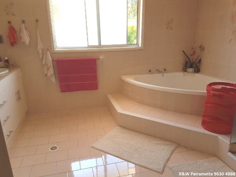 15 Strathalbyn Drive, Oatlands NSW 2117