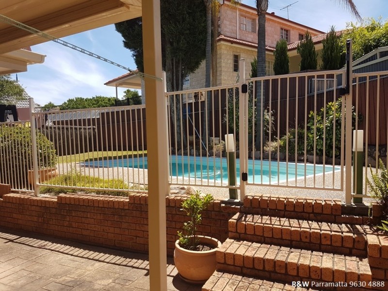 15 Strathalbyn Drive, Oatlands NSW 2117