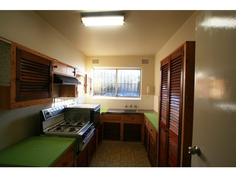 2/2 Barber Avenue, Eastlakes NSW 2018