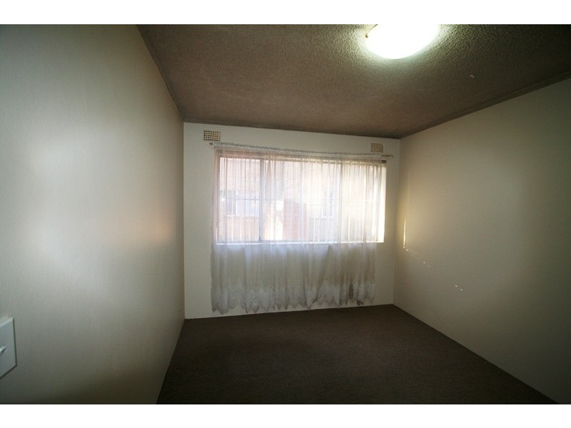 2/2 Barber Avenue, Eastlakes NSW 2018