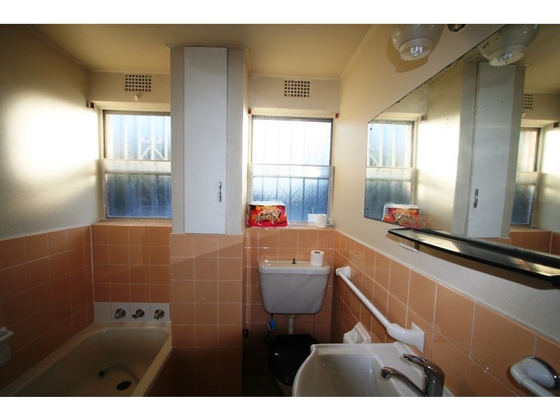 2/2 Barber Avenue, Eastlakes NSW 2018