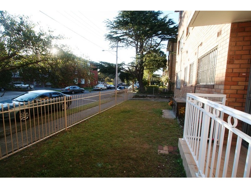 2/2 Barber Avenue, Eastlakes NSW 2018