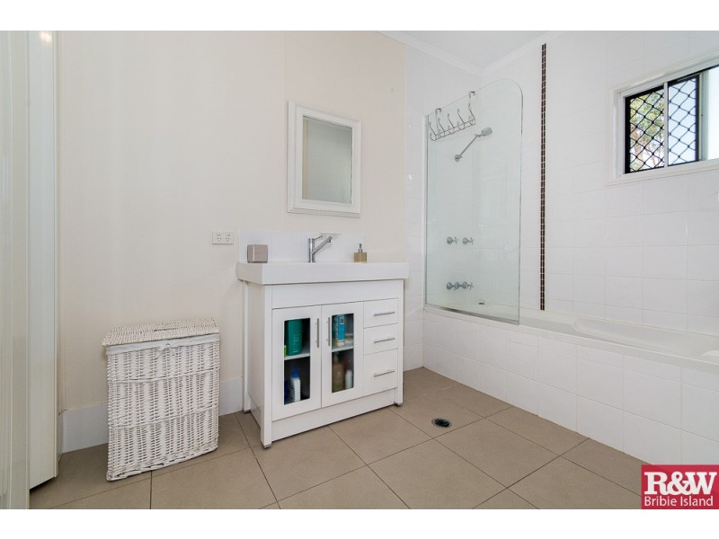 1 Alpinia Ave, Banksia Beach QLD 4507