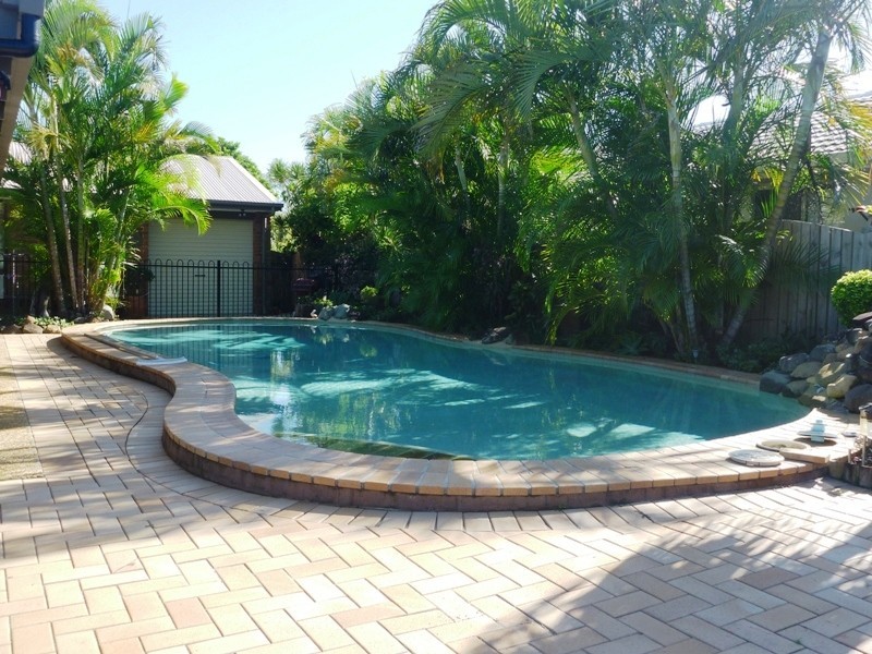 4 Daniel Place, Banksia Beach QLD 4507