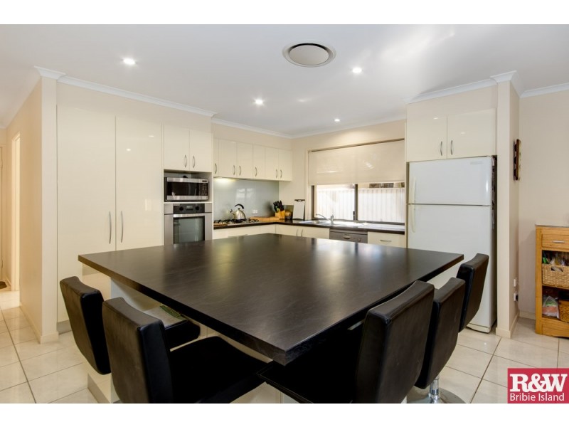 22 Middle Cove Court, Sandstone Point QLD 4511