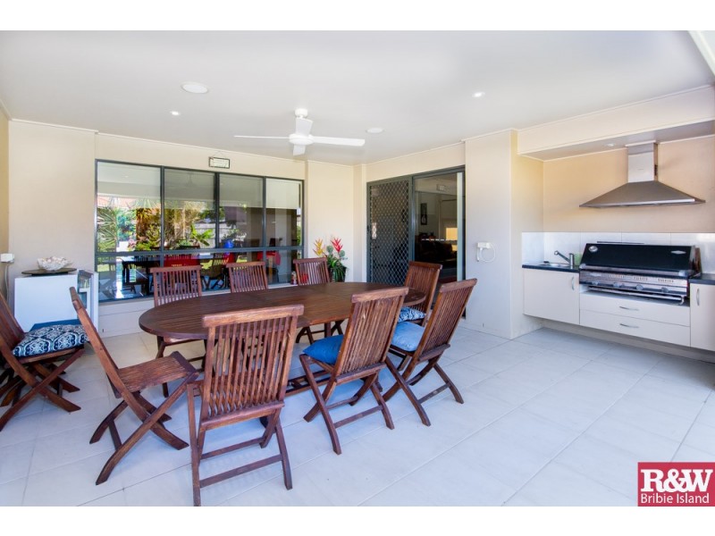 22 Middle Cove Court, Sandstone Point QLD 4511