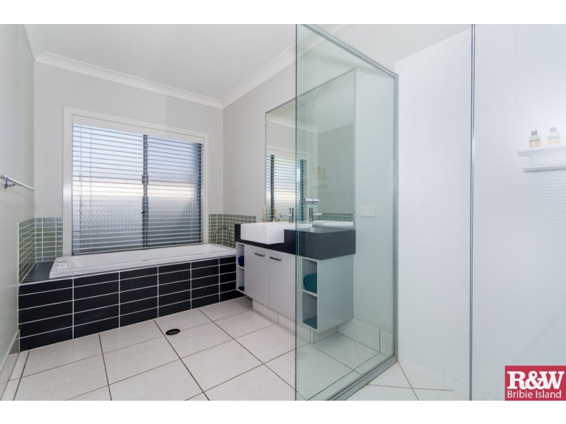 7 Fulmar Crescent, Banksia Beach QLD 4507