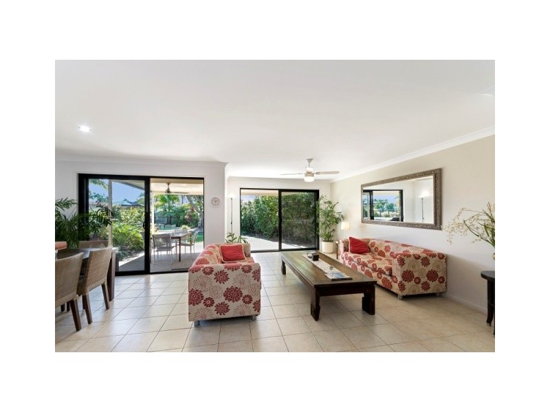 1/6 Topsail Circuit, Banksia Beach QLD 4507