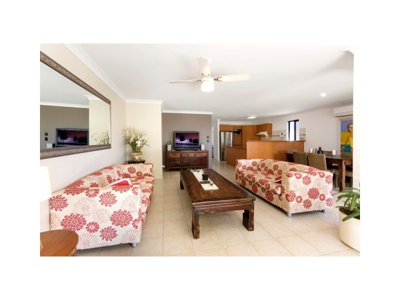 1/6 Topsail Circuit, Banksia Beach QLD 4507