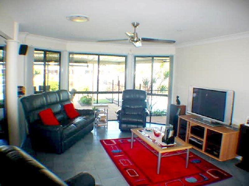 35 Bowsprit Crescent, Banksia Beach QLD 4507
