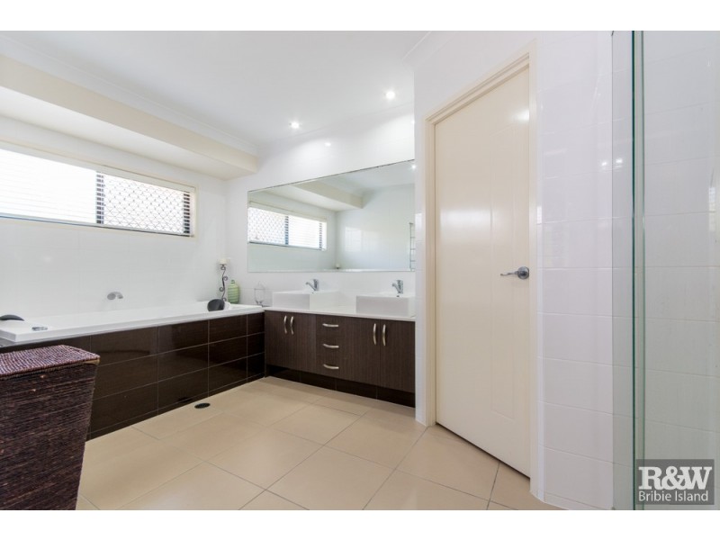 10 Fulmar Crescent, Banksia Beach QLD 4507
